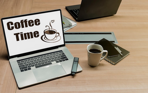 Kaffeezeitnachricht und Symbol Kaffeetasse auf dem Display Laptop mit Kaffeetasse auf dem Tisch im Tagungsraum