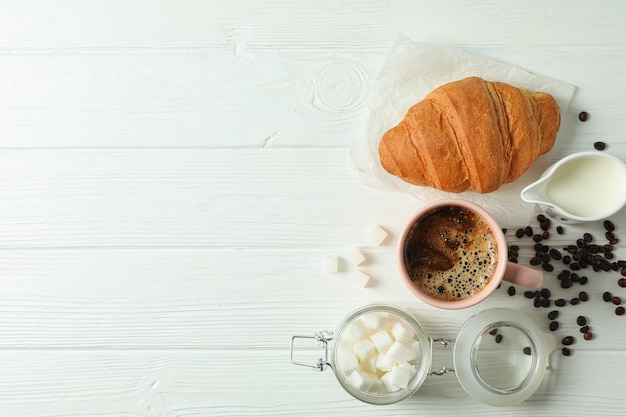 Kaffeezeitzubehör auf weißem Holz