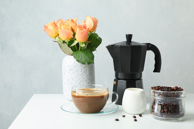 Kaffeezeitzubehör auf weißem Tisch gegen hellen Hintergrund