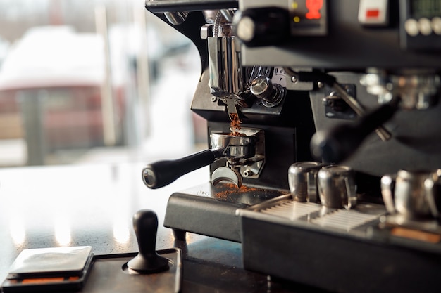 Kaffeezubereitungspersonal im Café, Espressomaschine