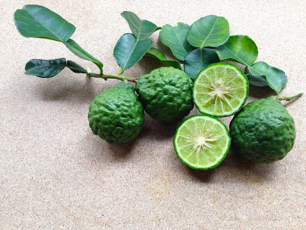 Kaffir Lime or Bergamot em fundo de madeira compensada