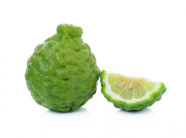 Kaffir Lime ou bergamota fruta no fundo branco.