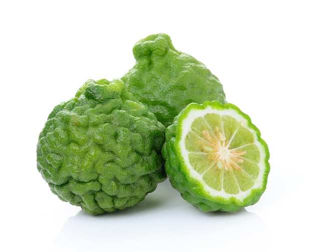 Kaffir Lime ou bergamota fruta no fundo branco.