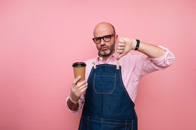 Kahler reifer Mann mit Fingerabdruck und Kaffee im recycelbaren Pappbecher