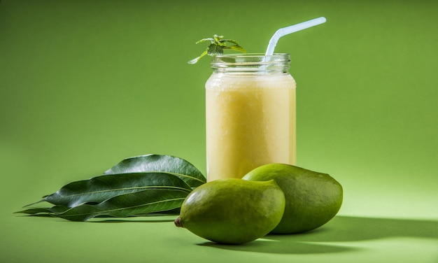 Kairi Panha OR Panna OR Raw Mango Drink ist ein traditionelles und beliebtes Indian Summer-Getränk, das in einem Glas auf buntem oder hölzernem Hintergrund serviert wird. Selektiver Fokus