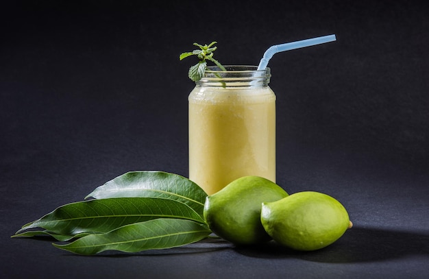 Kairi Panha OU Panna OU Raw Mango Drink é uma bebida tradicional e popular no verão indiano servida em um copo sobre um fundo colorido ou de madeira. Foco seletivo