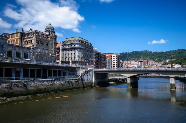 Kais des Flusses Nervion in Bilbao Baskenland Spanien
