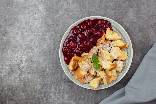 Kaiserschmarren o Kaiserschmarrn es un postre de panqueques dulce tradicional austriaco o alemán con azúcar glas y bayas, salsa de cerezas o mermelada grutze.