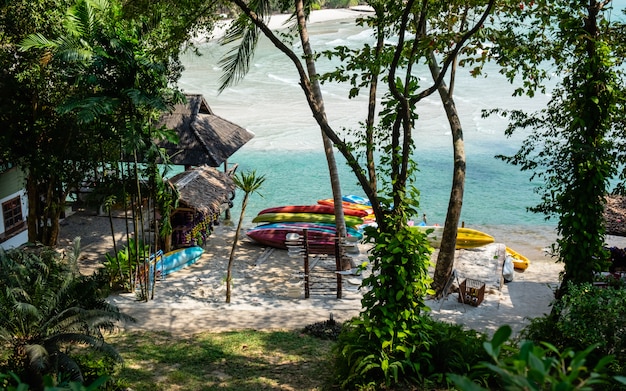 Kajak am Strand stehen