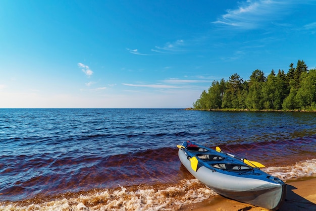 Kajak azul en la orilla del lago Ladoga Karelia