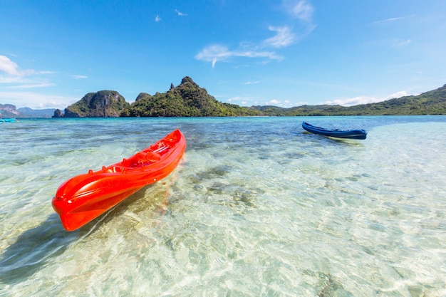 Kajak in der Insellagune zwischen Bergen. Kajakfahrt in El Nido, Palawan, Philippinen.