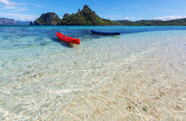 Kajak in der Insellagune zwischen Bergen. Kajakfahrt in El Nido, Palawan, Philippinen.