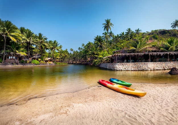 Kajakboote am Strand von Goa