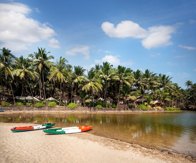 Kajakboote am Strand von Goa