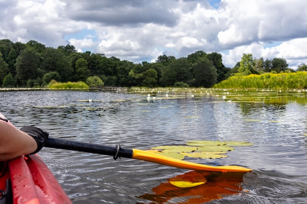 Kajakfahren auf einem See mit Bäumen im Hintergrund