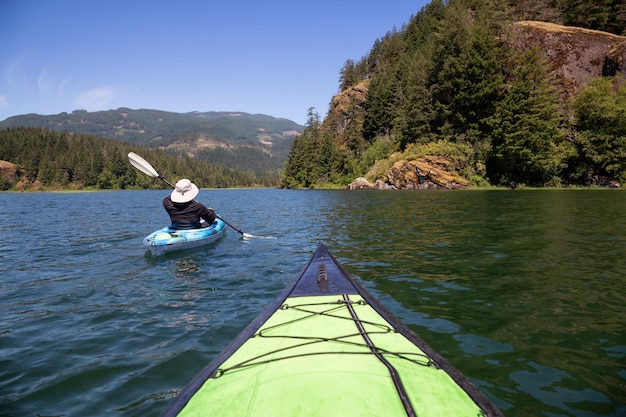 Kajakfahren im Harrison River an einem schönen und lebendigen Sommertag