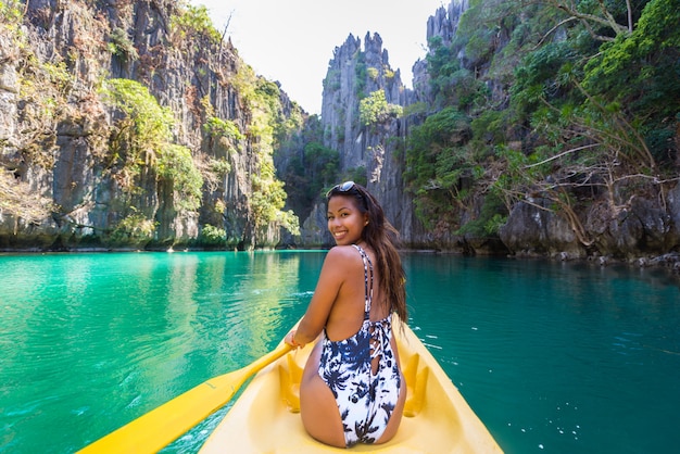 Kajakfahren in der kleinen Lagune in El Nido, Palawan, Philippinen - Reiseblogger, der die besten Orte Südostasiens erkundet