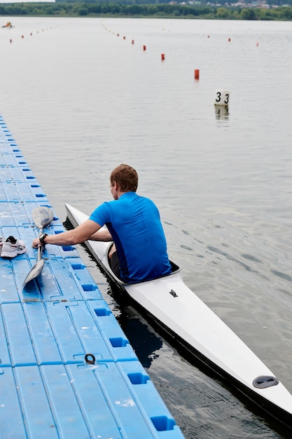 Kajakfahrer im Kajak im Wasser