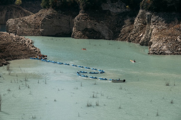 Kajakparkplatz am Fluss in der Schlucht Congost de Montrebei, Spanien, Sommer- und Outdoor-Aktivitäten