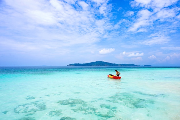 Kajaktouristen Im schönen Meer