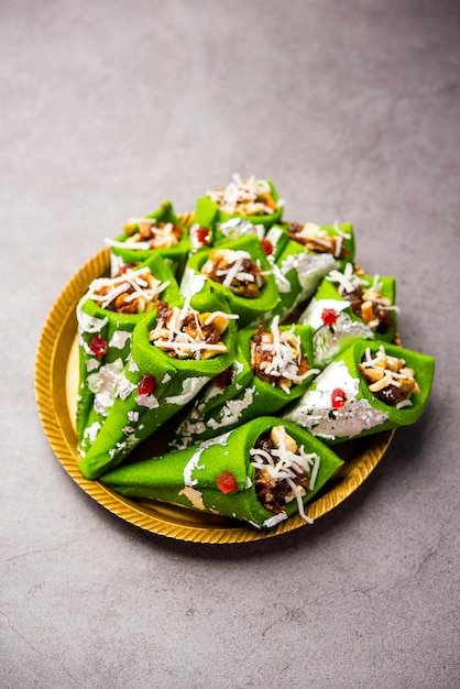 Kaju Gulkand Paan Mithai barfi indiano doce ou sobremesa servido em um prato