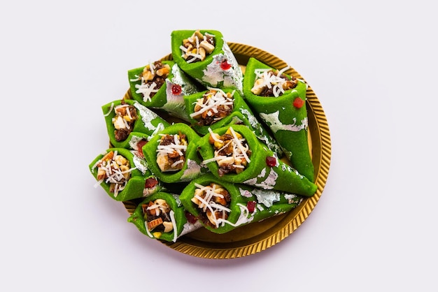 Kaju Gulkand Paan Mithai Barfi Indische Süßigkeit oder Dessert, serviert auf einem Teller