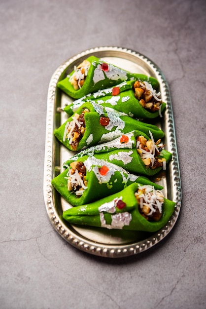 Kaju Gulkand Paan Mithai Barfi Indische Süßigkeit oder Dessert, serviert auf einem Teller