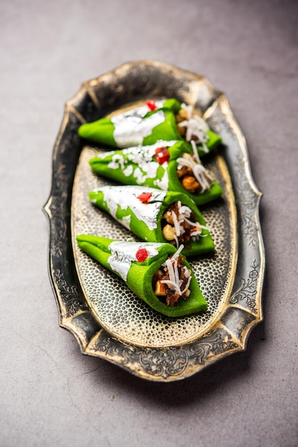 Kaju Gulkand Paan Mithai Barfi Indische Süßigkeit oder Dessert, serviert auf einem Teller