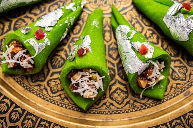 Kaju Gulkand Paan Mithai barfi postre o dulce indio servido en un plato