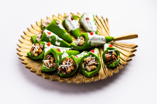 Kaju Gulkand Paan Mithai barfi postre o dulce indio servido en un plato