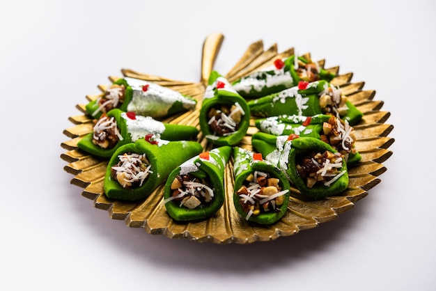 Kaju Gulkand Paan Mithai barfi postre o dulce indio servido en un plato