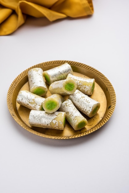 Kaju Pista Roll oder Cashew Pistachio Rolls Mithai oder Sigar Indische Süßigkeit oder Dessert für Feste