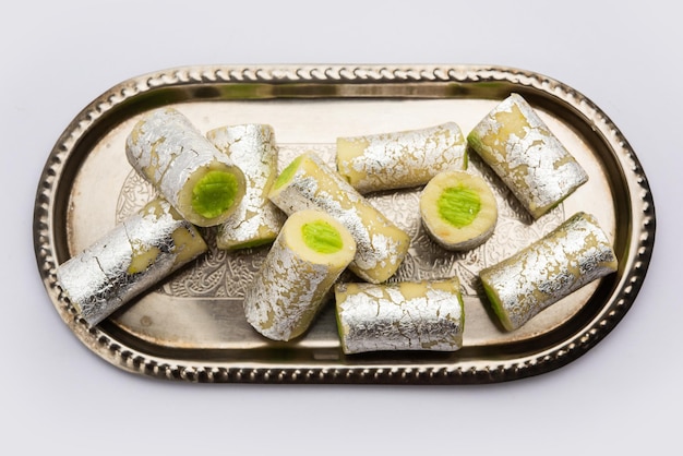 Kaju Pista Roll oder Cashew Pistachio Rolls Mithai oder Sigar Indische Süßigkeit oder Dessert für Festivals