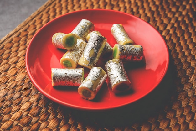 Kaju Pista Roll Ou Caju Pistachio Rolls Mithai ou sigar Indian doce ou sobremesa para festivais