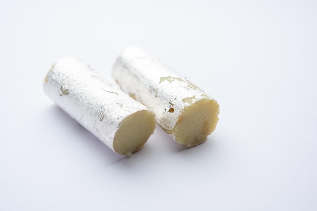 Kaju Roll mithai Un dulce tradicional real hecho de anacardo en polvo y mawa con azúcar