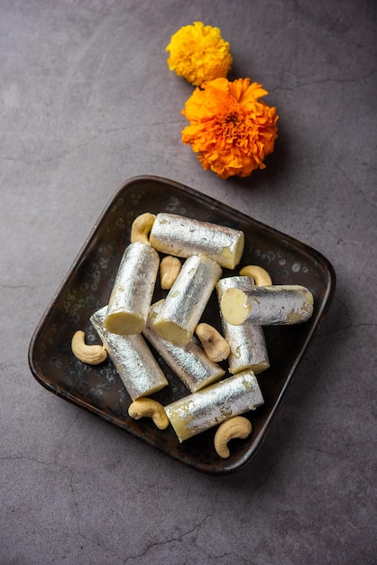 Kaju Roll mithai Eine königliche traditionelle Süßigkeit aus Cashewpulver und Mawa mit Zucker