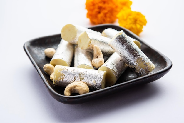 kaju roll mithai - um doce real tradicional feito de pó de caju e mawa