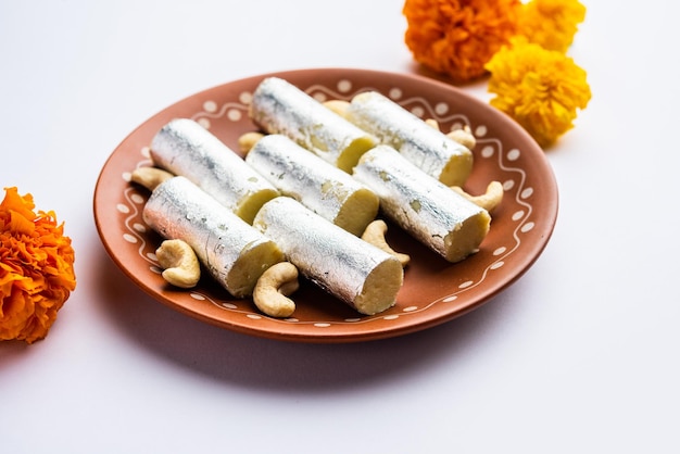 Kaju roll mithai um doce tradicional real feito de pó de caju e