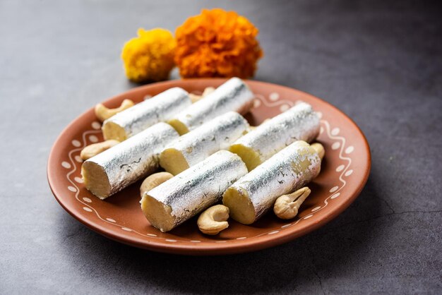 Kaju Roll mithai Um doce tradicional real feito de pó de caju e mawa com açúcar