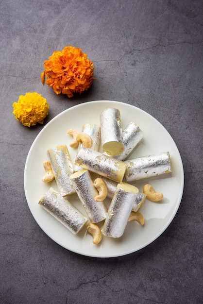 Kaju Roll mithai Um doce tradicional real feito de pó de caju e mawa com açúcar