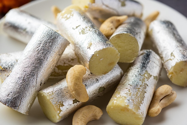 Kaju Roll mithai Um doce tradicional real feito de pó de caju e mawa com açúcar