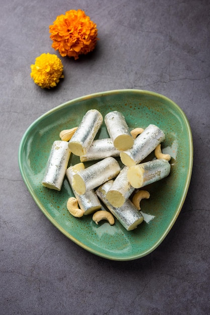 Kaju Roll mithai Um doce tradicional real feito de pó de caju e mawa com açúcar