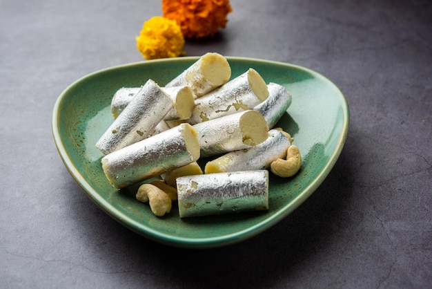 Kaju Roll mithai Um doce tradicional real feito de pó de caju e mawa com açúcar