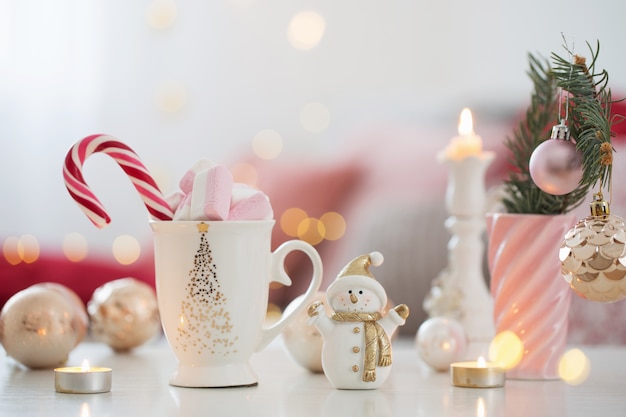 Kakao mit Marshmallow und Weihnachtsdekor in Pink und Gold col