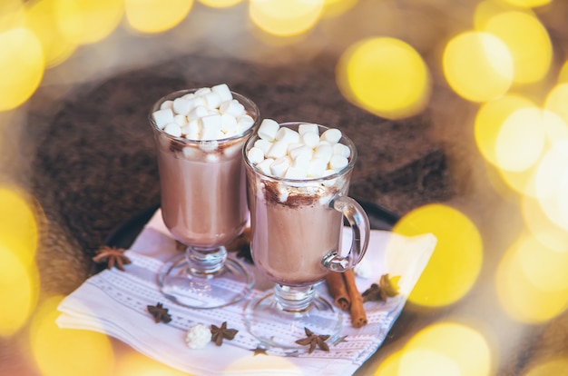 Kakao mit Marshmallows auf Weihnachtshintergrund. Selektiver Fokus. Getränk.