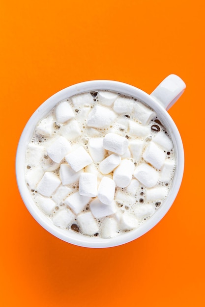 Kakao mit Marshmallows heißer Kaffee trinken süßes Getränk gesunde Mahlzeit Essen Snack auf dem Tisch