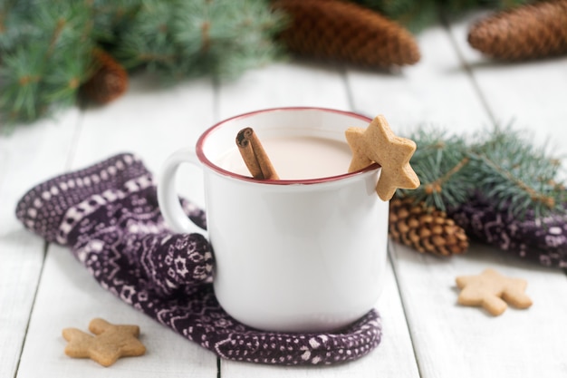 Kakao oder heiße Schokolade mit Zimt und Lebkuchen mit Weihnachtsdekoration