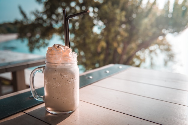 Kakao-Smoothie auf einem Holztisch