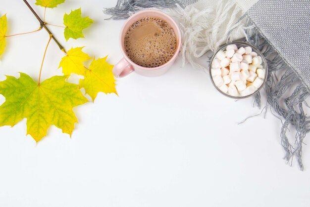 Kakao und Marshmallows Herbstkonzept Draufsicht