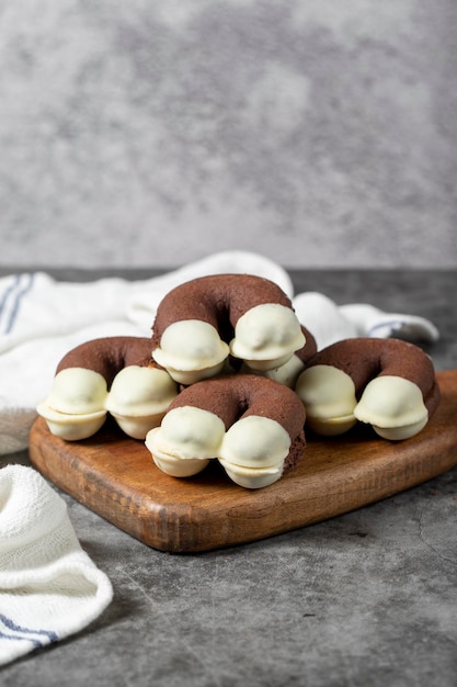 Kakao- und Weißschokoladen-Kekse köstliche Kekse auf dunklem Hintergrund